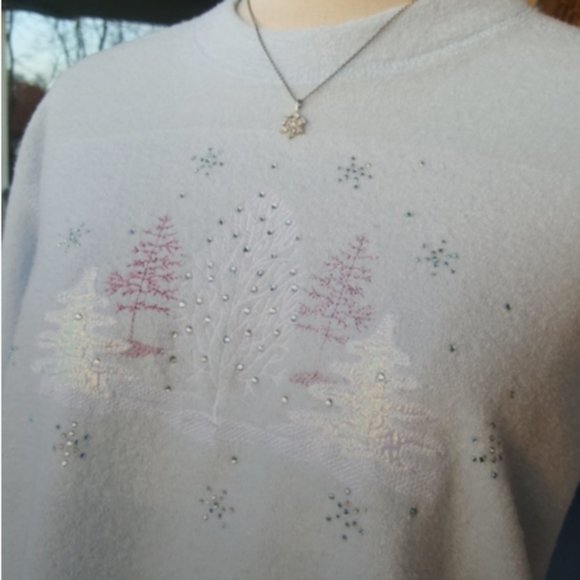 DECORATED ORIGINALS ♡ Pastel Blue Embroidered Silver|White Winter Scene Top S - Picture 12 of 18